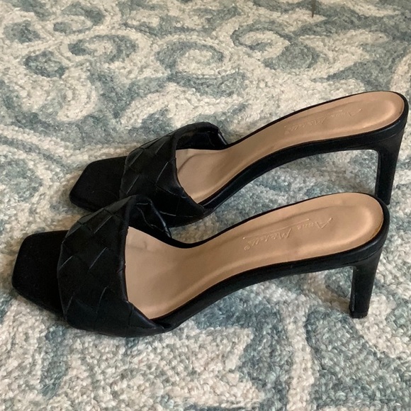 Woven sandal - Picture 1 of 5